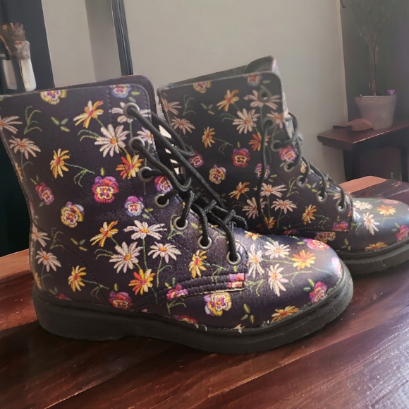 yes we vibe Shoes - Yes We Vibe gypsy flower